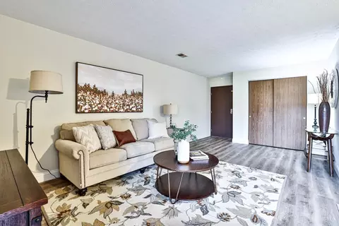 Living - 535 Davis Rd, Cincinnati, OH 45255 photo 3 of 4
