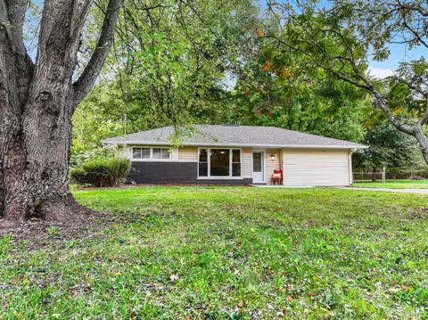 855 Hawthorne Dr, Cincinnati, OH 45245 photo 2