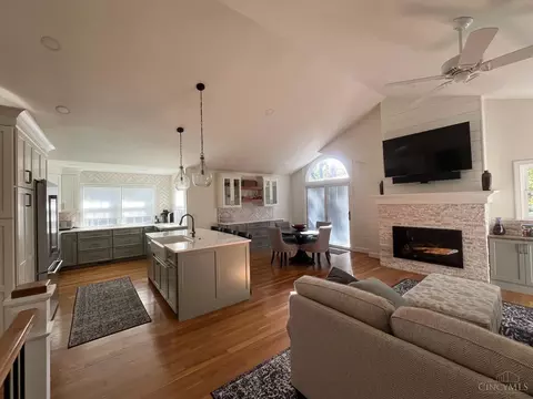 19 Greenhouse Ln, Cincinnati, OH 45209