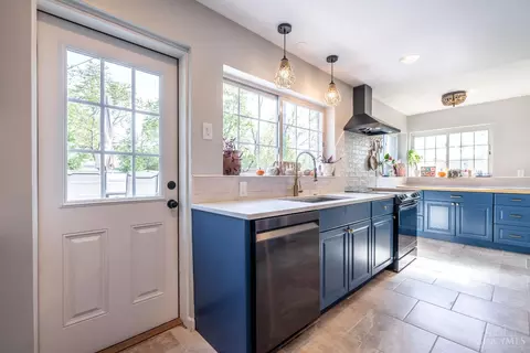 Kitchen - 1955 Hunt Rd, Reading, OH 45215 photo 2 of 5