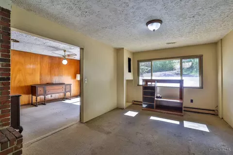 Living - 182 Mayview Forest Dr, Woodlawn, OH 45215 photo 6 of 7