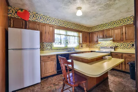 Kitchen - 182 Mayview Forest Dr, Woodlawn, OH 45215 photo 1 of 2