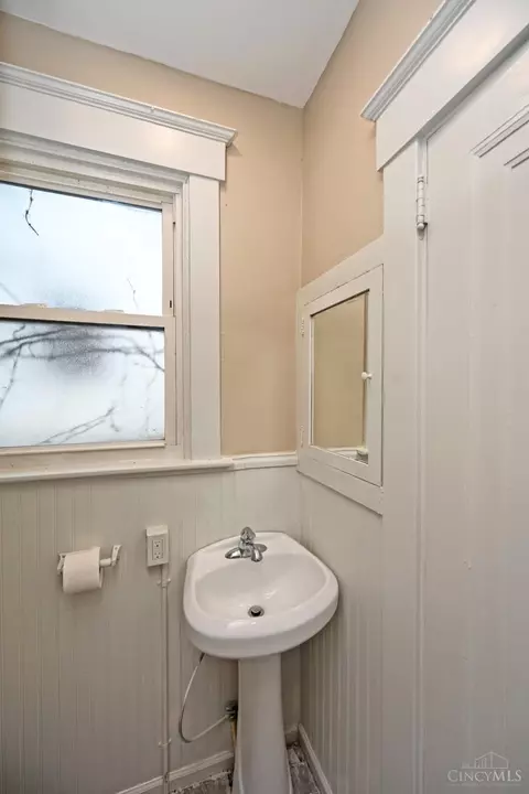 Bath - 2504 Forthmann Pl, Cincinnati, OH 45211 photo 2 of 7
