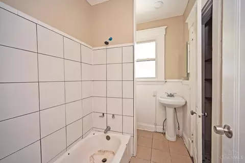 Bath - 2504 Forthmann Pl, Cincinnati, OH 45211 photo 4 of 7