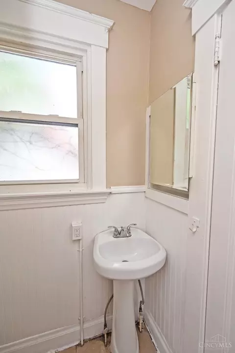 Bath - 2504 Forthmann Pl, Cincinnati, OH 45211 photo 5 of 7