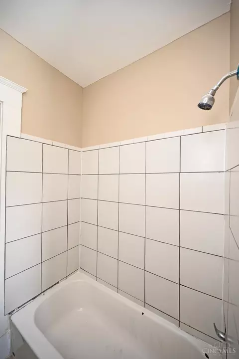 Bath - 2504 Forthmann Pl, Cincinnati, OH 45211 photo 6 of 7