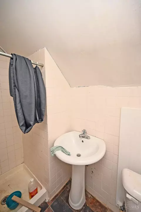 Bath - 2504 Forthmann Pl, Cincinnati, OH 45211 photo 7 of 7