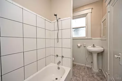 Bath - 2504 Forthmann Pl, Cincinnati, OH 45211 photo 1 of 7