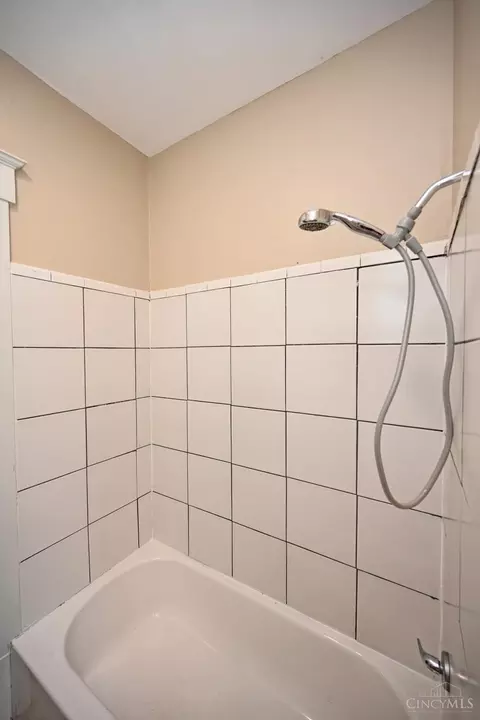 Bath - 2504 Forthmann Pl, Cincinnati, OH 45211 photo 3 of 7