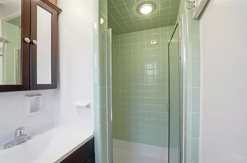 Bath - 8353 Bridle Rd, Cincinnati, OH 45244 photo 3 of 6