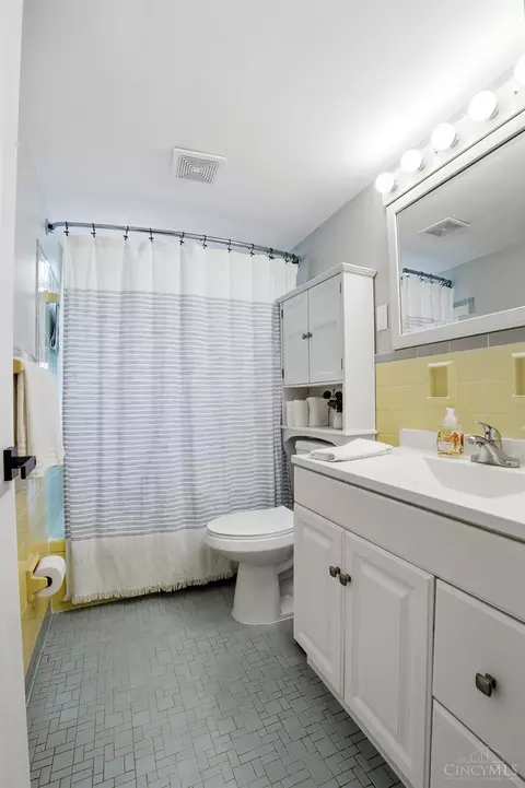 Bath - 8353 Bridle Rd, Cincinnati, OH 45244 photo 5 of 6