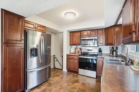 Kitchen - 8353 Bridle Rd, Cincinnati, OH 45244 photo 2 of 4