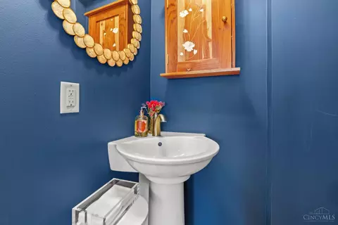 Bath - 3471 Brookline Ave, Cincinnati, OH 45220 photo 1 of 12