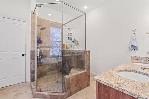 Bath - 3471 Brookline Ave, Cincinnati, OH 45220 photo 8 of 12