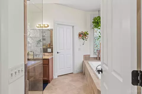 Bath - 3471 Brookline Ave, Cincinnati, OH 45220 photo 3 of 12
