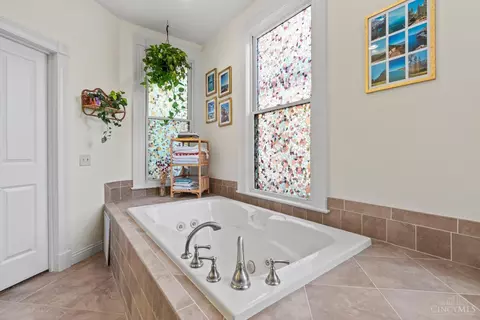 Bath - 3471 Brookline Ave, Cincinnati, OH 45220 photo 4 of 12