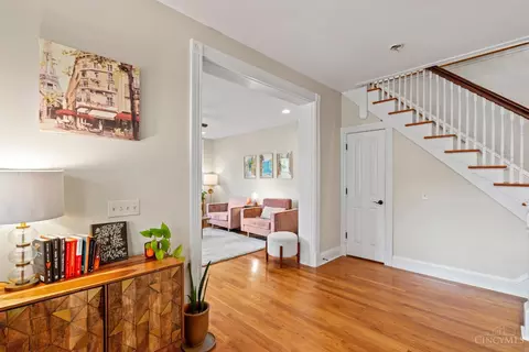 Entry Way - 3471 Brookline Ave, Cincinnati, OH 45220 photo 3 of 16