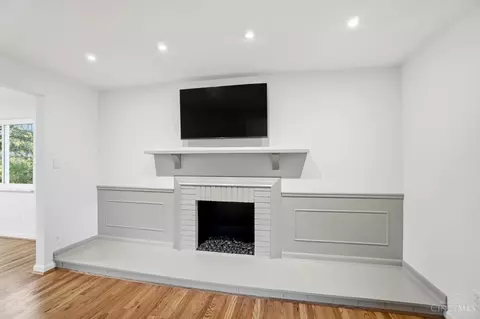 Living - 8743 Weller Rd, Montgomery, OH 45249 photo 3 of 6