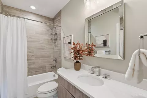 Bath - 2636 Riverside Dr, Cincinnati, OH 45202 photo 3 of 3