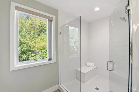 Bath - 2636 Riverside Dr, Cincinnati, OH 45202 photo 2 of 3