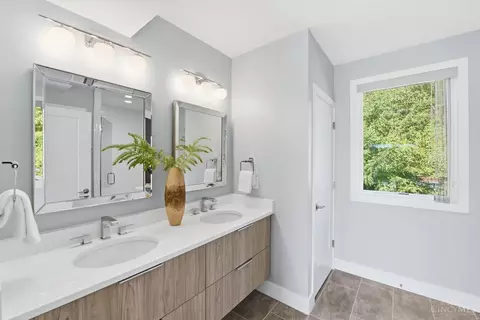 Bath - 2636 Riverside Dr, Cincinnati, OH 45202 photo 1 of 3