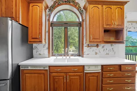 Kitchen - 6251 Fork Rd, Cincinnati, OH 45247 photo 5 of 9