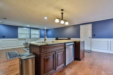 Kitchen - 8730 Exeter Pl, Maineville, OH 45039 photo 2 of 5