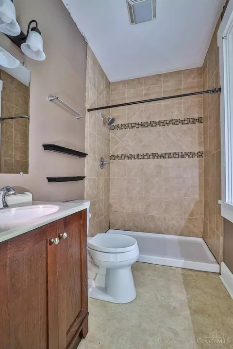 Bath - 1009 Fifth St, Reading, OH 45215 photo 2 of 3