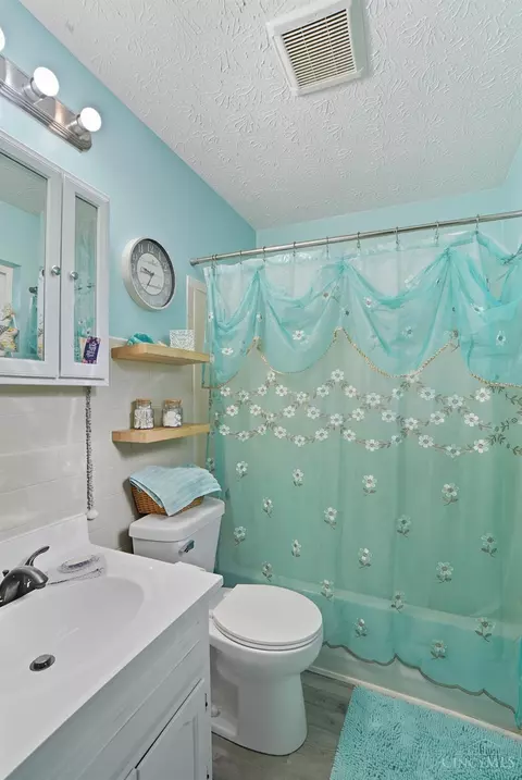 Bath - 2271 Semler Ave, Hamilton, OH 45015 photo 1 of 1