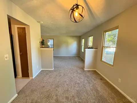 Living - 557 Williamsburg Ct, Cincinnati, OH 45244 photo 4 of 6