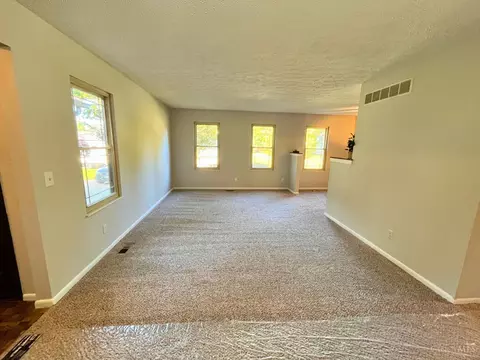 Living - 557 Williamsburg Ct, Cincinnati, OH 45244 photo 6 of 6