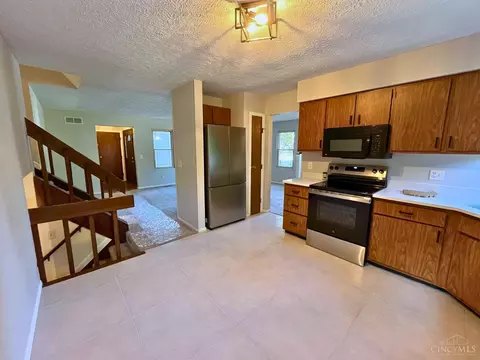 Kitchen - 557 Williamsburg Ct, Cincinnati, OH 45244 photo 2 of 3