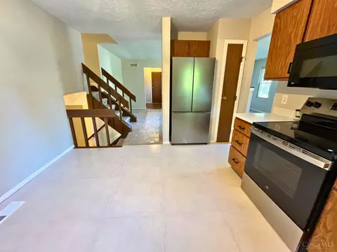 Kitchen - 557 Williamsburg Ct, Cincinnati, OH 45244 photo 3 of 3