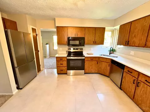 Kitchen - 557 Williamsburg Ct, Cincinnati, OH 45244 photo 1 of 3