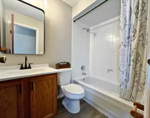 Bath - 557 Williamsburg Ct, Cincinnati, OH 45244 photo 4 of 7