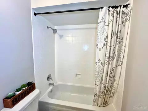 Bath - 557 Williamsburg Ct, Cincinnati, OH 45244 photo 7 of 7