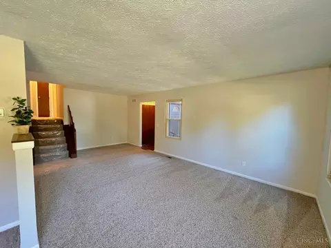 Living - 557 Williamsburg Ct, Cincinnati, OH 45244 photo 5 of 6