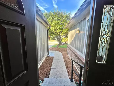 Entry Way - 557 Williamsburg Ct, Cincinnati, OH 45244 photo 1 of 1