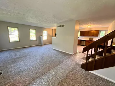 Living - 557 Williamsburg Ct, Cincinnati, OH 45244 photo 3 of 6