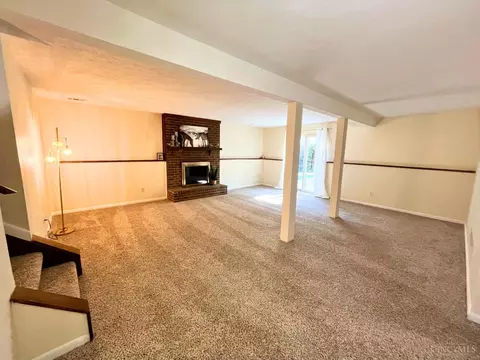Living - 557 Williamsburg Ct, Cincinnati, OH 45244 photo 1 of 6