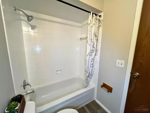 Bath - 557 Williamsburg Ct, Cincinnati, OH 45244 photo 6 of 7