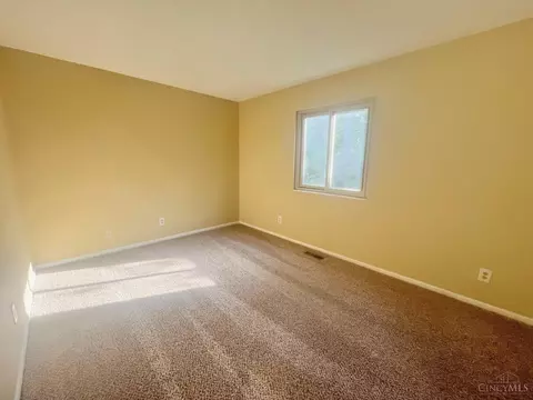 Bedroom - 557 Williamsburg Ct, Cincinnati, OH 45244 photo 4 of 5