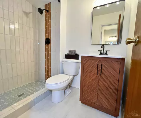 Bath - 557 Williamsburg Ct, Cincinnati, OH 45244 photo 1 of 7