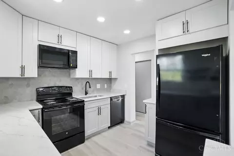 Kitchen - 36 Timberline Ct, Cleves, OH 45002 photo 3 of 4