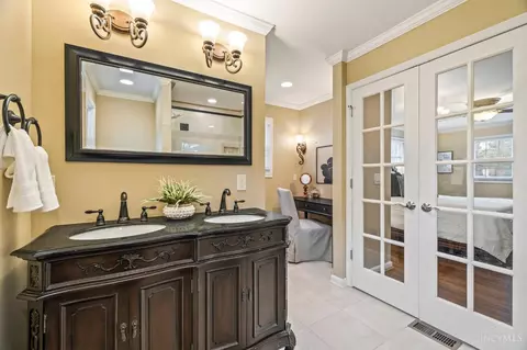 Bath - 10029 Windzag Ln, Montgomery, OH 45242 photo 2 of 2