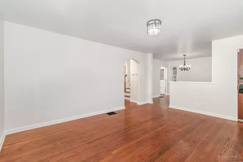 Living - 6045 Elbrook Ave, Golf Manor, OH 45237 photo 1 of 2