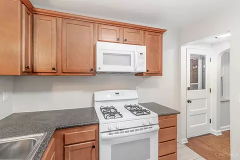 Kitchen - 6045 Elbrook Ave, Golf Manor, OH 45237 photo 2 of 3
