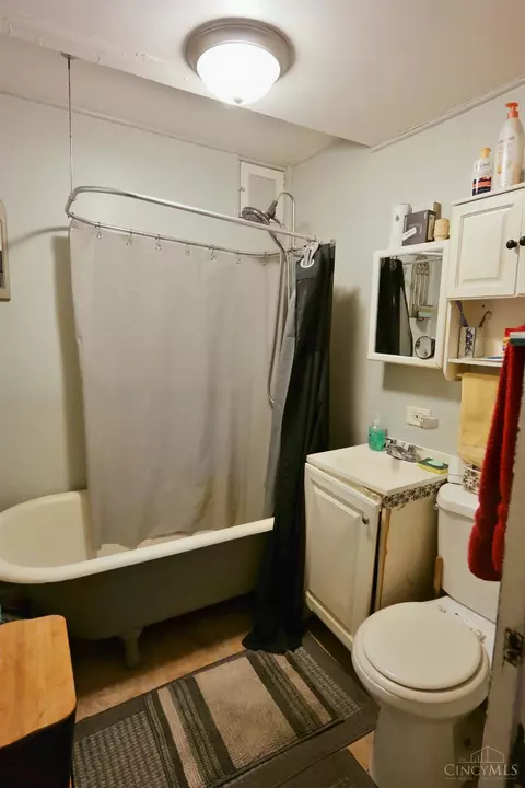 Bath - 1052 Marshall Ave, Cincinnati, OH 45225 photo 2 of 3