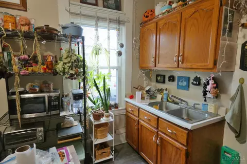 Kitchen - 1052 Marshall Ave, Cincinnati, OH 45225 photo 1 of 4