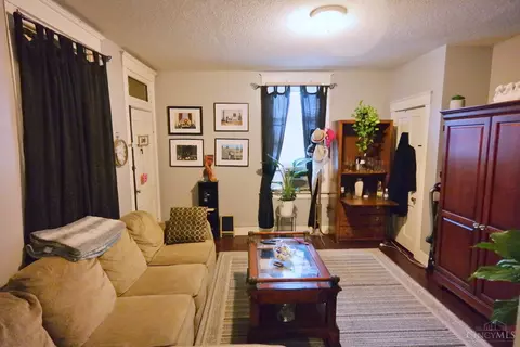 Living - 1052 Marshall Ave, Cincinnati, OH 45225 photo 3 of 5